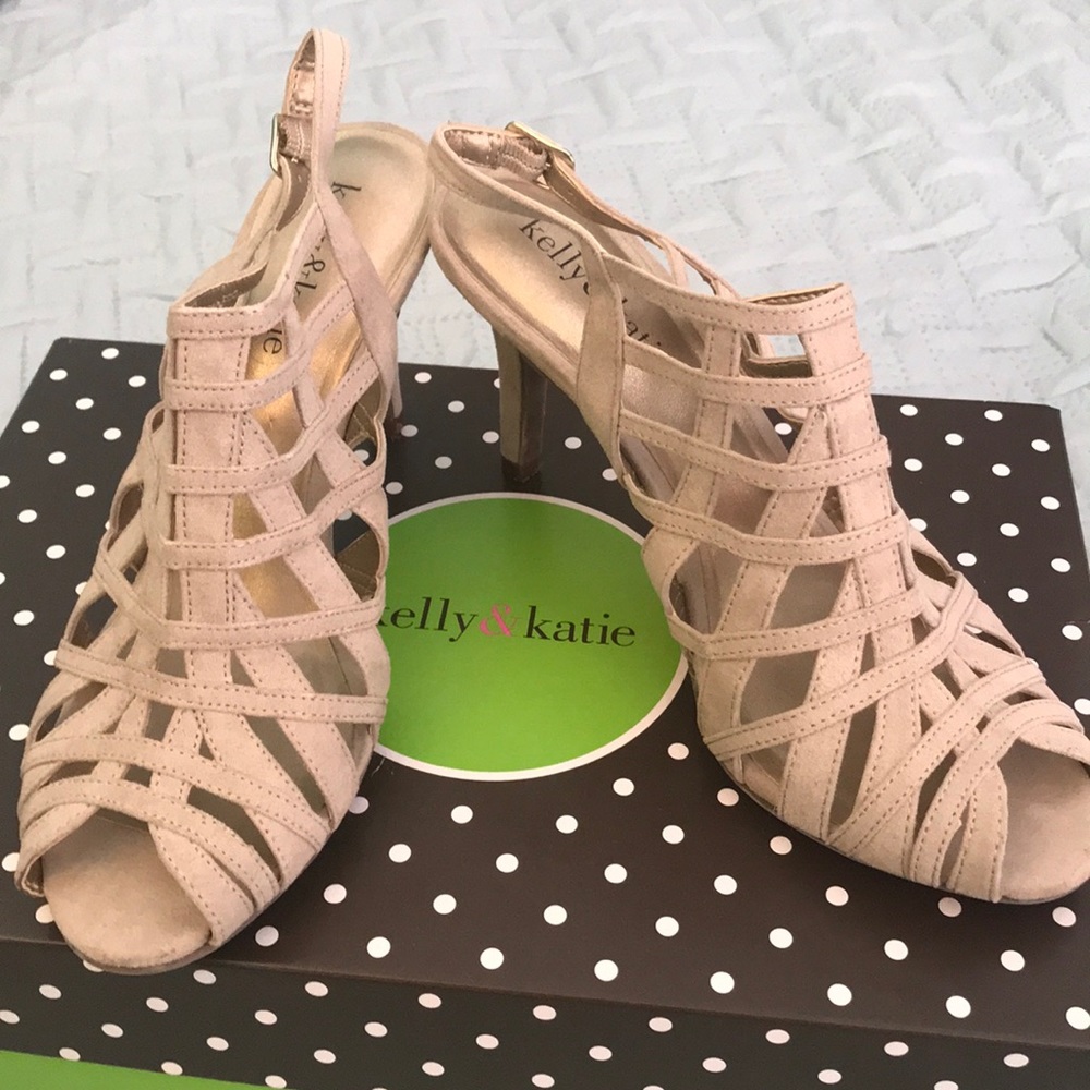 Kelly & Katie KK Riva sandal, Taupe. Size 6